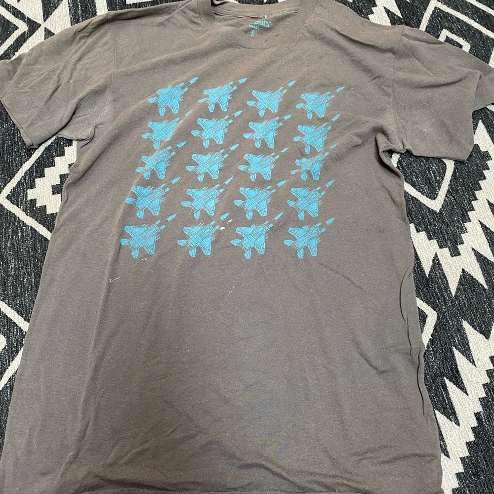 Small Men’s Gray Shirt with fighter jet design
